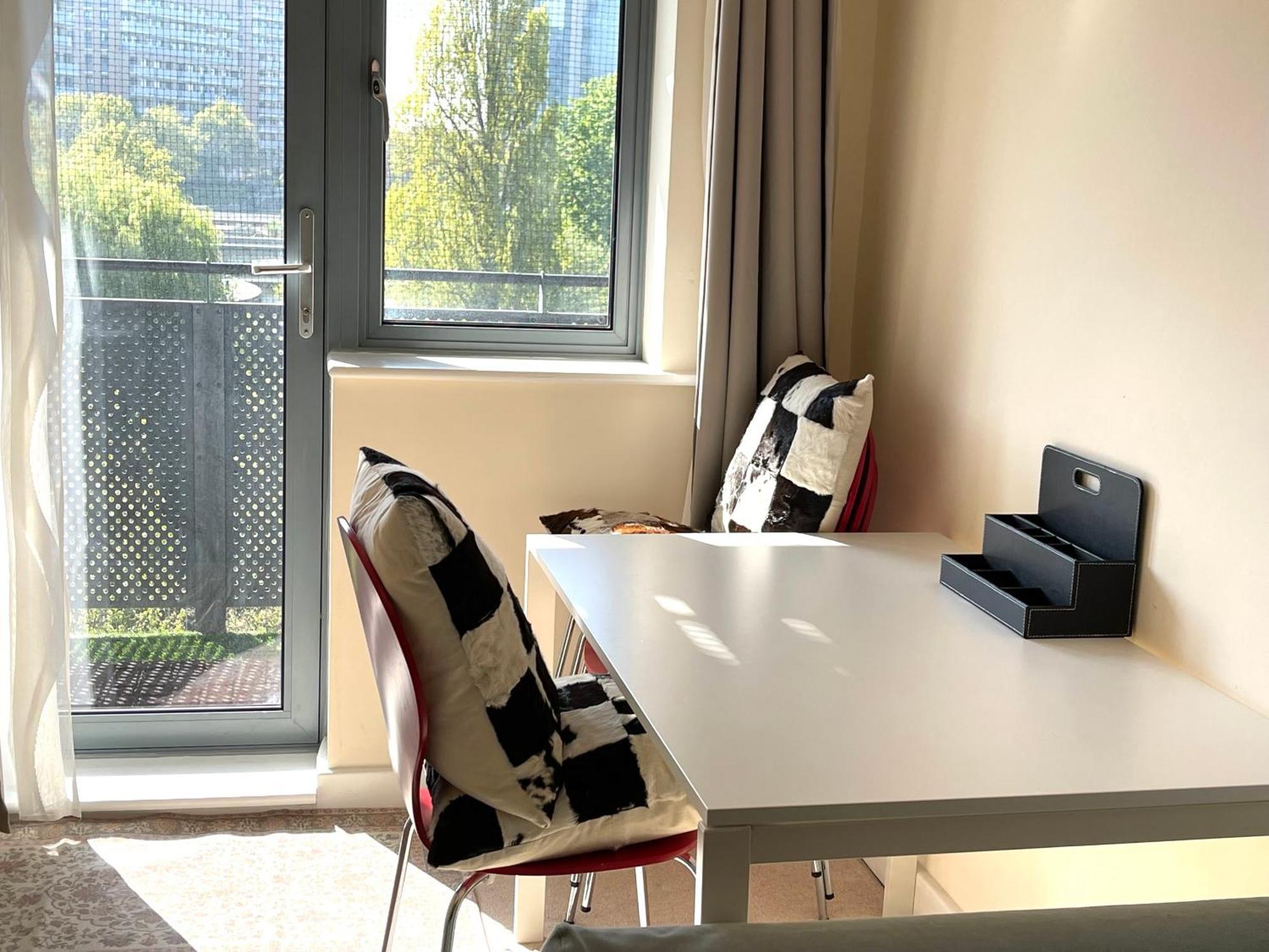 Luxury 2 Bedroom Apartment- Lake View - Free Parking - Wembley Stadium 5Km Лондон Экстерьер фото